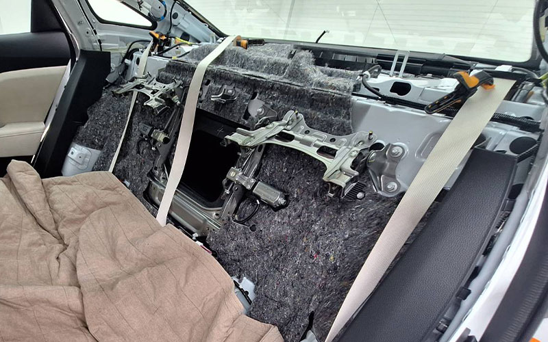 フィルム施工のため、内張りや座席を取り外して作業します。